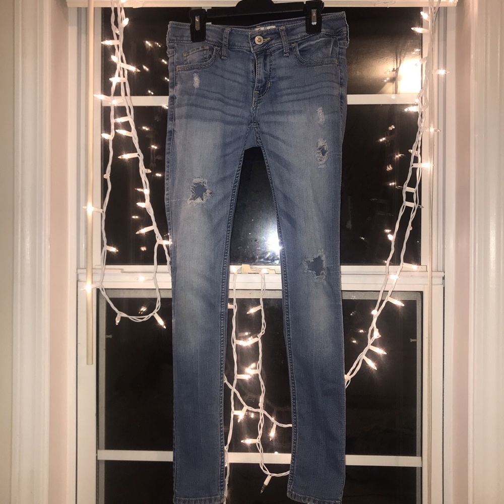 Hollister// Ripped Skinny Jeans